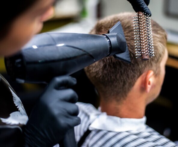 hombre-arreglando-su-cabello-peine-secador-pelo_23-2148256901 (1)